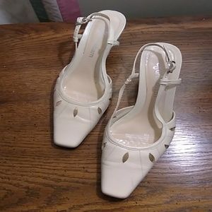 Dress Barn cream leather shoes